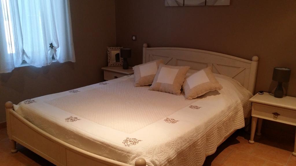 Les Portes Du Soleil Bed & Breakfast Capestang Phòng bức ảnh
